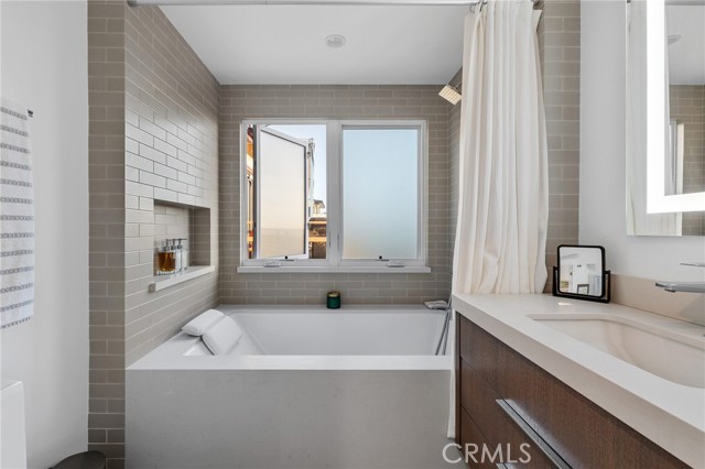 1737 Manhattan Avenue, Hermosa Beach CA: https://media.crmls.org/medias/5cf13fd3-ce7f-4e90-8b09-aea0d518ca56.jpg