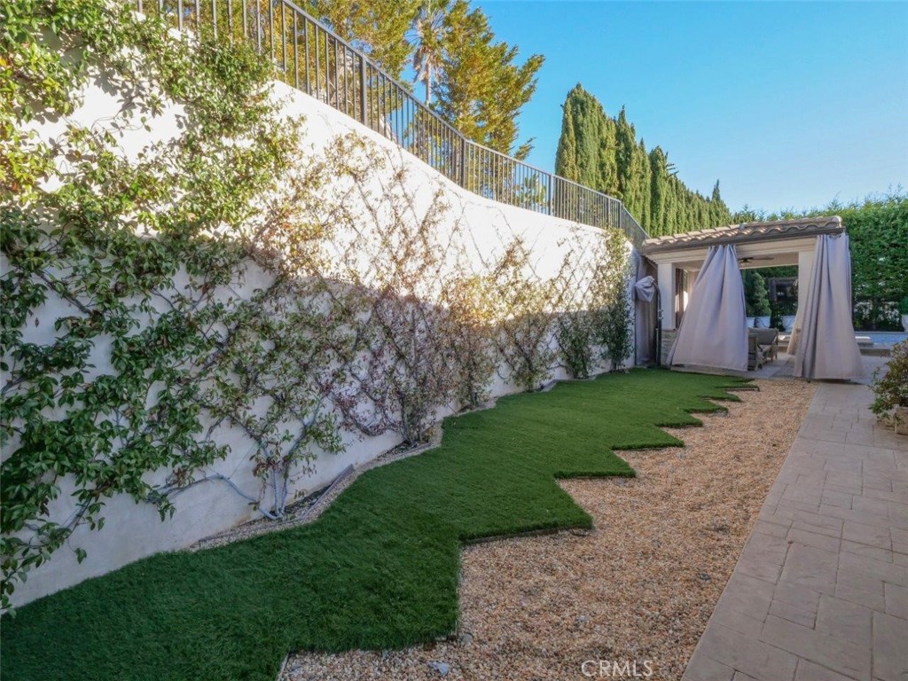 https://media.crmls.org/medias/5cf21494-bb76-48bd-b540-0b2a16031286.jpg?preset=X-Large