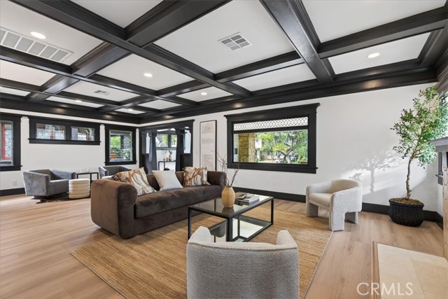 Detail Gallery Image 10 of 39 For 2274 W 21st St, Los Angeles,  CA 90018 - 4 Beds | 3 Baths