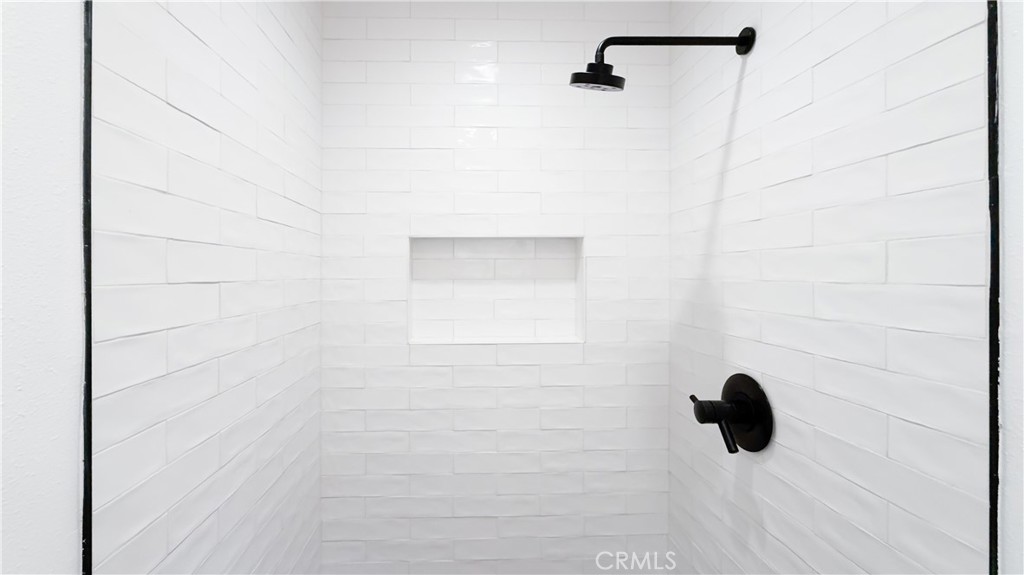https://media.crmls.org/medias/5cf55103-ed55-4909-bec9-53dbaf7e17c7.jpg?preset=X-Large