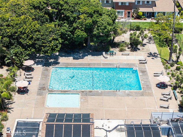 10230 Disney Circle, Huntington Beach CA: https://media.crmls.org/medias/5cf57190-e2e8-40e5-bdc9-ade42847db81.jpg