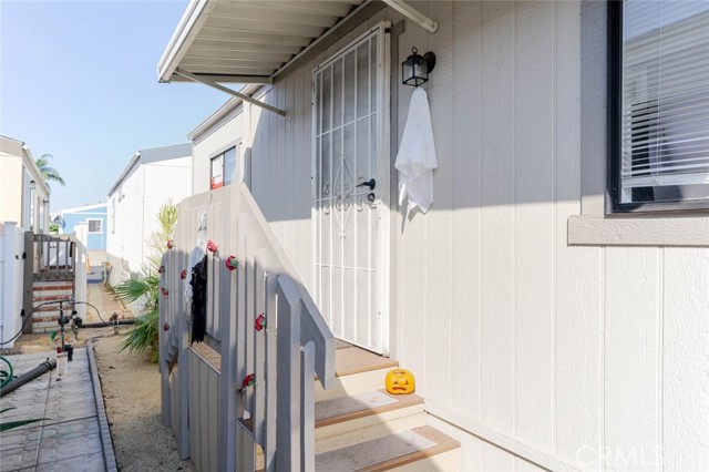 Detail Gallery Image 3 of 15 For 7560 Woodman Pl #65,  Van Nuys,  CA 91405 - 2 Beds | 1 Baths