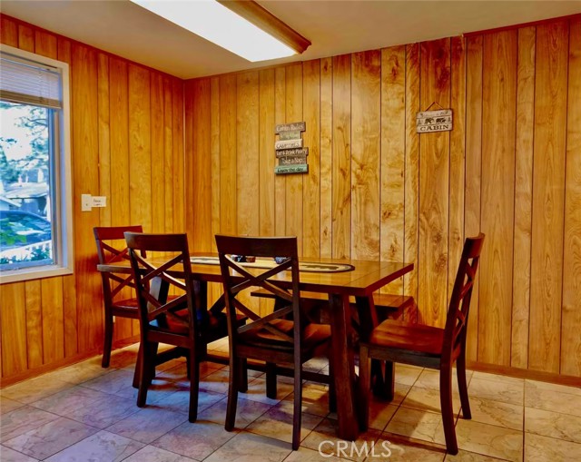 Detail Gallery Image 2 of 19 For 336 W Sherwood, Big Bear City,  CA 92314 - 4 Beds | 3 Baths