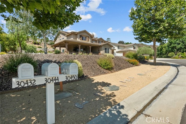 30444 Hidden Valley Court, Castaic CA: https://media.crmls.org/medias/5cfaa009-bbbd-4f4c-a896-04a7fb037754.jpg