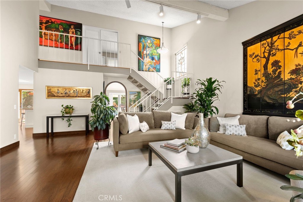 https://media.crmls.org/medias/5cfc7595-7f86-4f71-80cb-377c0487b08f.jpg?preset=X-Large