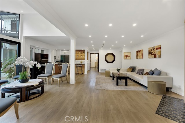 Detail Gallery Image 5 of 50 For 6409 Graves Ave, Lake Balboa,  CA 91406 - 4 Beds | 3 Baths