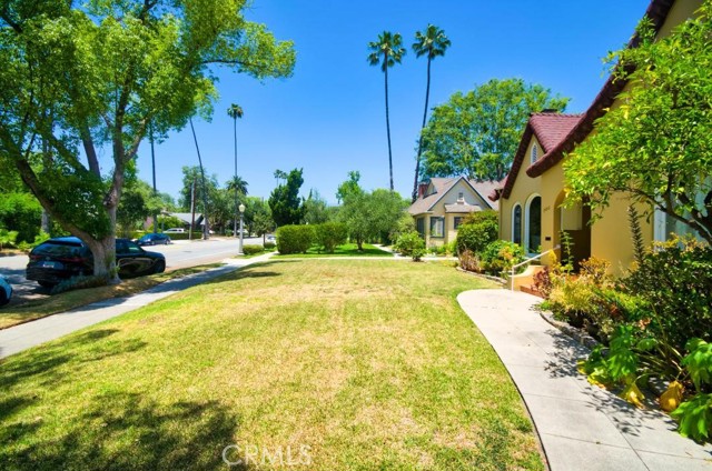 900 S Los Robles Avenue, Pasadena CA: https://media.crmls.org/medias/5cfe934e-cc8d-42d2-8bf5-c3ada8776088.jpg