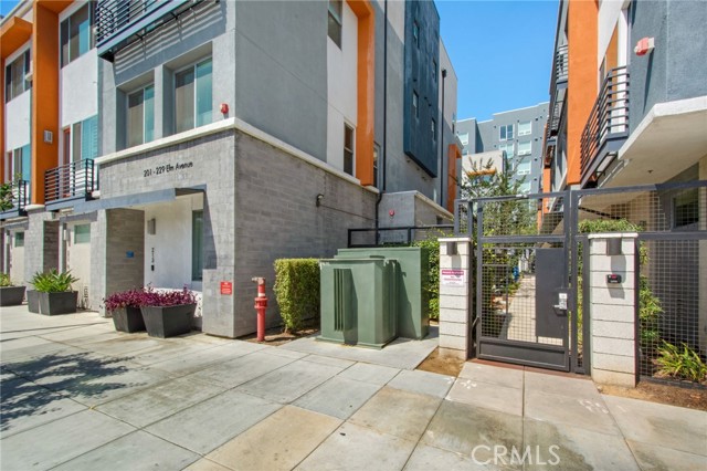 225 Elm Avenue, Long Beach CA: https://media.crmls.org/medias/5cff8d3c-cc3e-485c-b50d-b0a413efc375.jpg