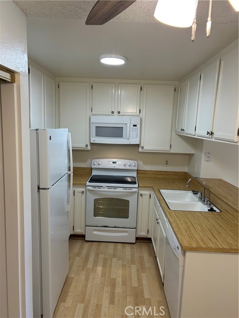 Detail Gallery Image 7 of 47 For 18232 Parkview Ln #103,  Huntington Beach,  CA 92648 - 1 Beds | 1 Baths