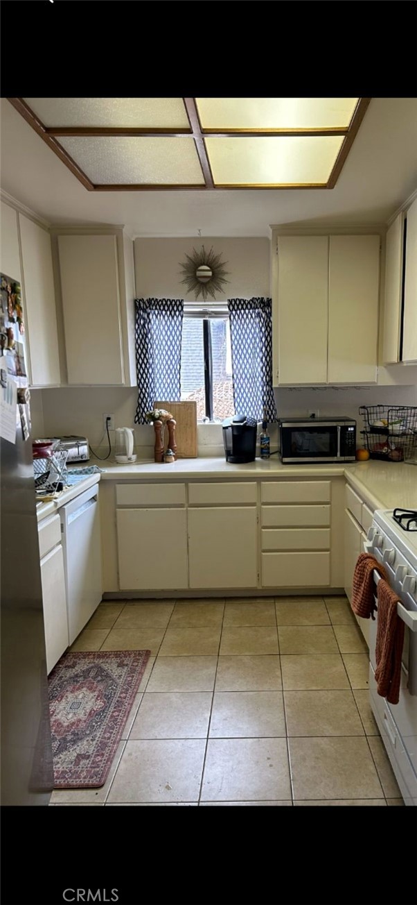 Detail Gallery Image 3 of 6 For 608 Olive Ave, Huntington Beach,  CA 92648 - 3 Beds | 2 Baths