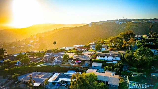 1687 Temple Hills Drive, Laguna Beach CA: https://media.crmls.org/medias/5d0095b2-a219-433e-b5ac-b94ee88d852f.jpg