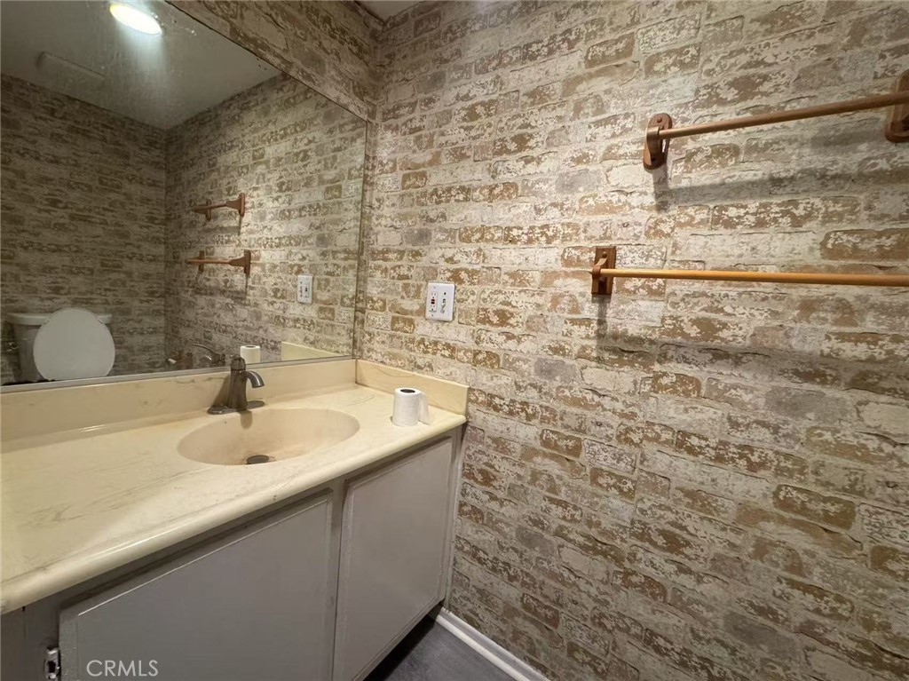 https://media.crmls.org/medias/5d01fd74-9e25-4f53-8f43-7ddab7e0e4c4.jpg?preset=X-Large