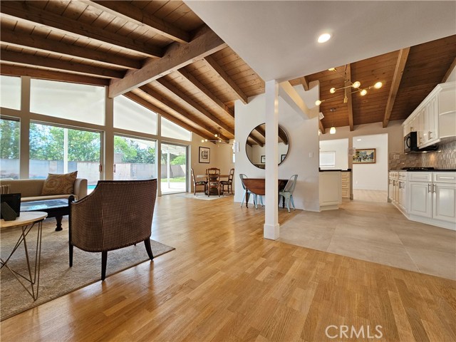 Detail Gallery Image 4 of 26 For 17530 Tuba St, Northridge,  CA 91325 - 4 Beds | 2/1 Baths