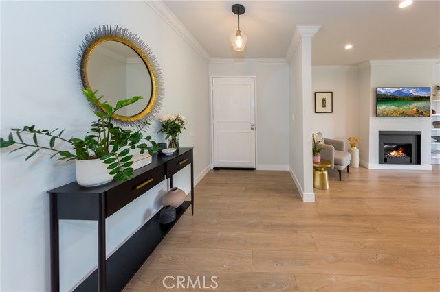 Detail Gallery Image 3 of 20 For 635 E Elmwood Ave #201,  Burbank,  CA 91501 - 3 Beds | 2 Baths