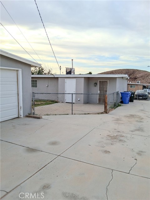 1160 Mojave Dr, Barstow CA: https://media.crmls.org/medias/5d038198-f6fe-4b83-a403-3f1fbd95f1ed.jpg