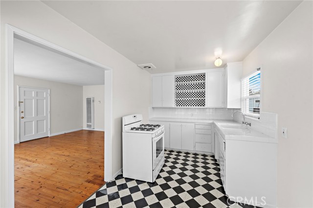 610 Marguerite Avenue, Corona del Mar CA: https://media.crmls.org/medias/5d074534-1477-4ec7-95c9-76b111b9bda7.jpg