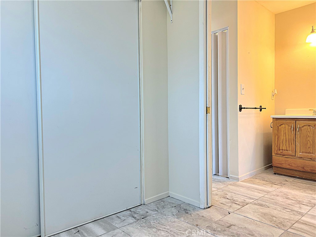 https://media.crmls.org/medias/5d07f4ce-7904-4b0d-82dd-6360caaadd89.jpg?preset=X-Large