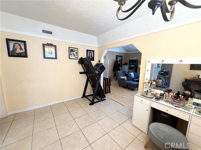 516 N Brand Boulevard, San Fernando CA: https://media.crmls.org/medias/5d080239-c8be-47bc-a635-9f081a6c07fb.jpg