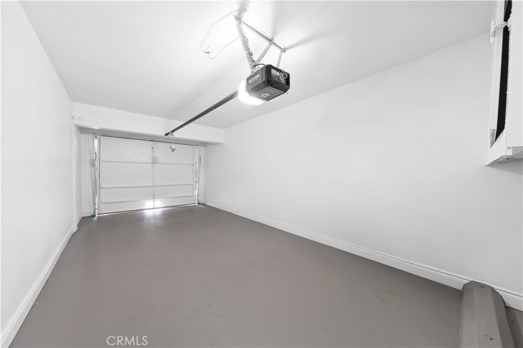 https://media.crmls.org/medias/5d0ab1d4-60ec-4e60-829e-e4cb30c0892e.jpg?preset=X-Large