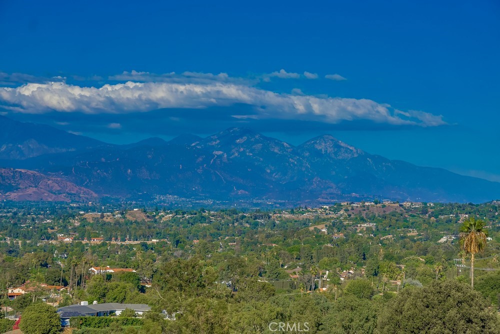 https://media.crmls.org/medias/5d0b0d09-4eff-4cf5-9597-a498336da091.jpg?preset=X-Large