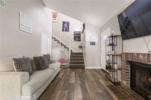 Detail Gallery Image 7 of 44 For 25259 Avenida Dorena, Newhall,  CA 91321 - 3 Beds | 2 Baths