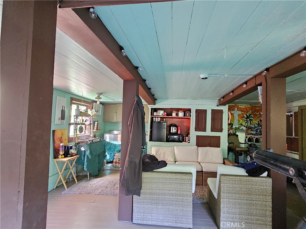 https://media.crmls.org/medias/5d0be656-f382-43f8-8606-2c5746635d94.jpg?preset=X-Large