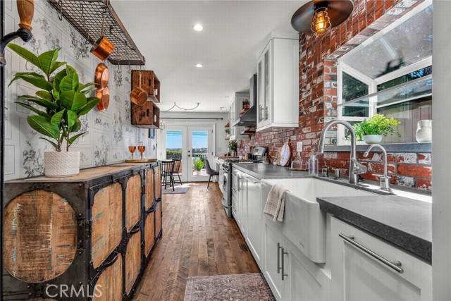 Detail Gallery Image 10 of 34 For 907 Diamond St, Redondo Beach,  CA 90277 - 4 Beds | 3 Baths