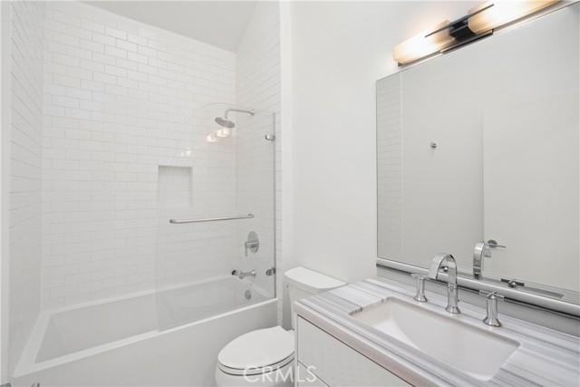 Detail Gallery Image 21 of 35 For 1733 Armacost Avenue #1,  Los Angeles,  CA 90025 - 3 Beds | 2/1 Baths