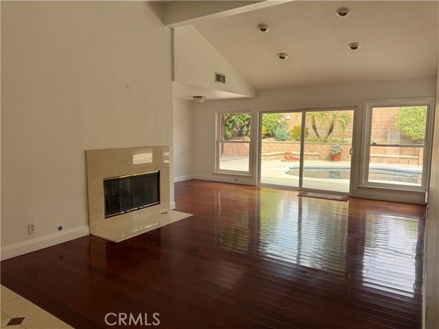 Detail Gallery Image 2 of 9 For 10116 Viking, Northridge,  CA 91324 - 3 Beds | 2 Baths