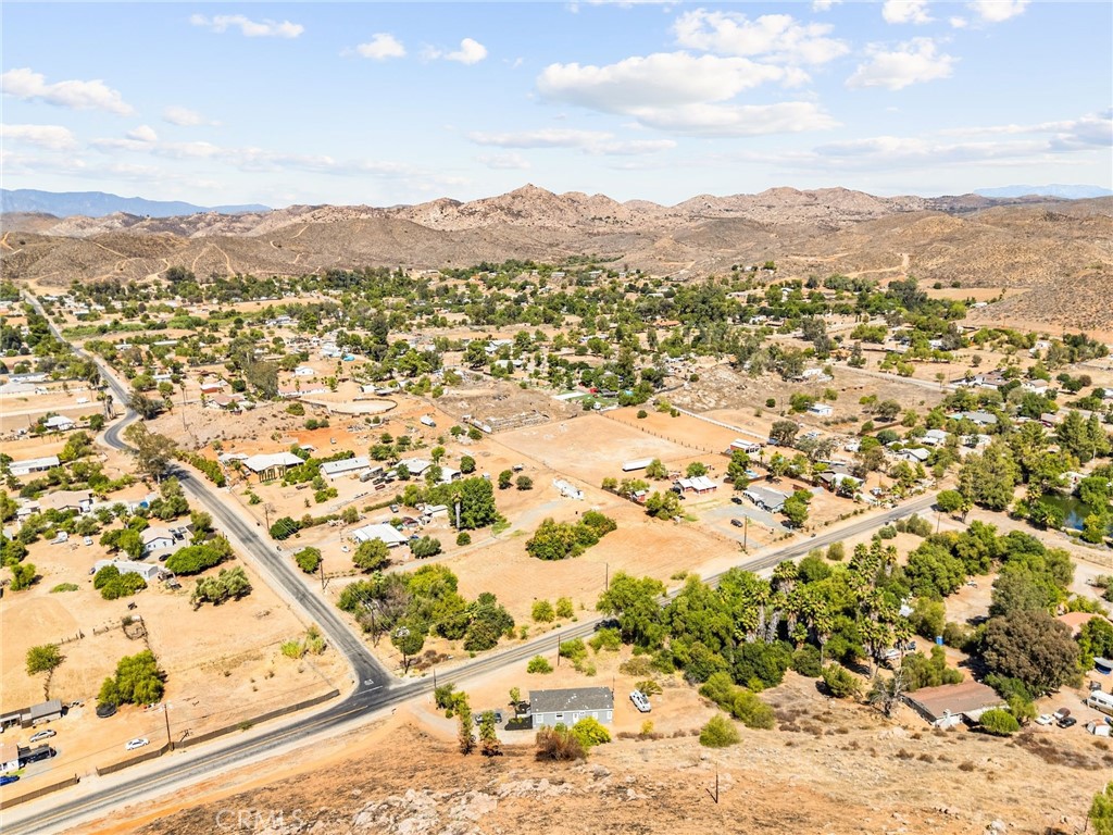 https://media.crmls.org/medias/5d121bb4-d782-4f0e-b79f-13bc245c24d8.jpg?preset=X-Large