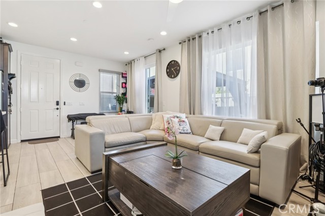 Detail Gallery Image 6 of 21 For 3827 Grant St #49,  Corona,  CA 92879 - 3 Beds | 2/1 Baths