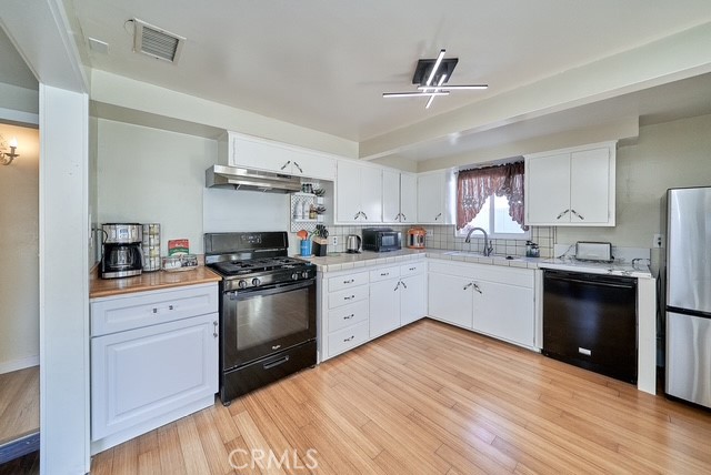 4117 E Theresa Street, Long Beach CA: https://media.crmls.org/medias/5d13c674-7743-48af-a468-2e6871a40629.jpg