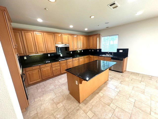 15601 N Peak Lane, Fontana CA: https://media.crmls.org/medias/5d14d6c2-8ce8-45f7-92df-d120190febb4.jpg