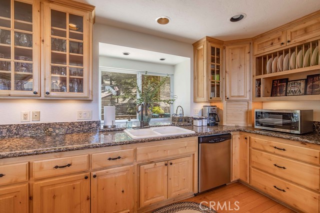 Detail Gallery Image 12 of 50 For 305 Starlight Cir, Big Bear Lake,  CA 92315 - 3 Beds | 2/1 Baths