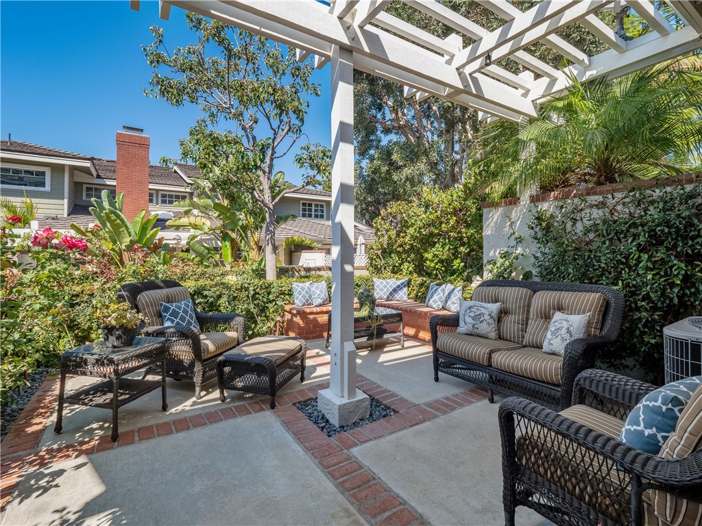 4 Bermuda Court, Manhattan Beach, California 90266, 2 Bedrooms Bedrooms, ,2 BathroomsBathrooms,Residential,Sold,Bermuda,SB21216502