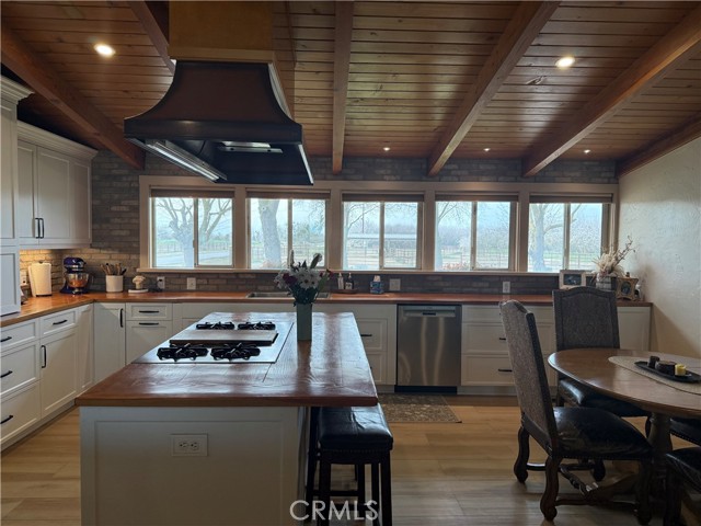 Detail Gallery Image 7 of 65 For 25565 Road 13, Chowchilla,  CA 93610 - 4 Beds | 3 Baths