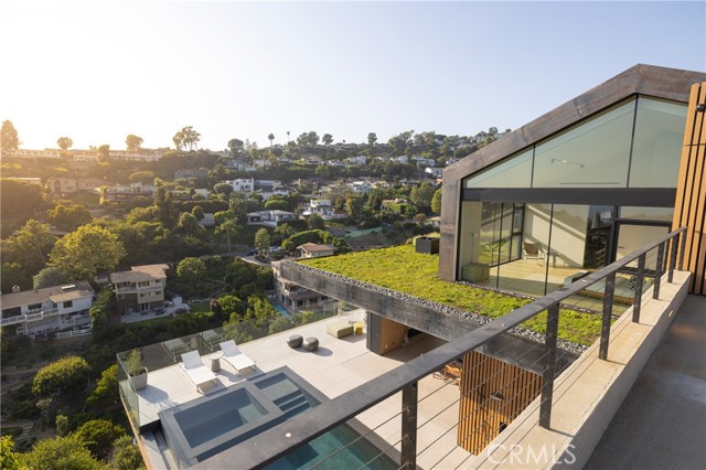 1000 Oriole Drive, Laguna Beach CA: https://media.crmls.org/medias/5d17e229-1e60-4b6d-836b-3d35c2f64031.jpg