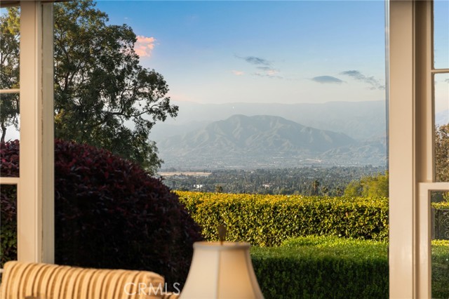 1215 Mira Monte Drive, Redlands CA: https://media.crmls.org/medias/5d1a86ef-6d2f-473b-ae64-dd2158695140.jpg