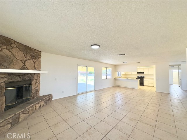 22311 Thunderbird Road, Apple Valley CA: https://media.crmls.org/medias/5d203f9f-041f-45c9-9fd7-32fa5ea44ff7.jpg