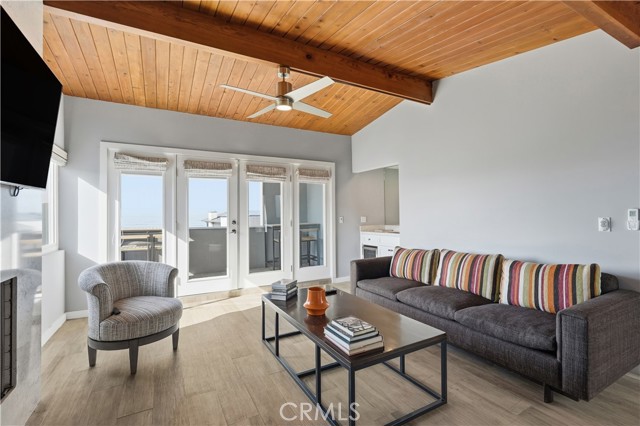 Detail Gallery Image 5 of 59 For 116 5th Place, Manhattan Beach,  CA 90266 - 5 Beds | 3 Baths