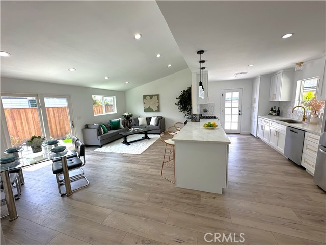 Detail Gallery Image 2 of 11 For 20650 Clark St, Woodland Hills,  CA 91367 - 3 Beds | 2 Baths