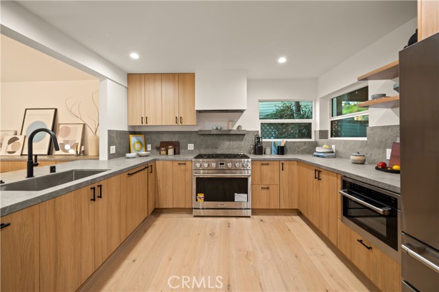 Detail Gallery Image 12 of 24 For 3947 Sumac Dr, Sherman Oaks,  CA 91403 - 4 Beds | 4/1 Baths