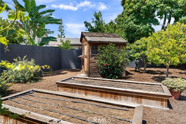 201 W Harvey Avenue, Santa Ana CA: https://media.crmls.org/medias/5d2b57c6-68b4-4313-b5c0-414a867ab5ba.jpg