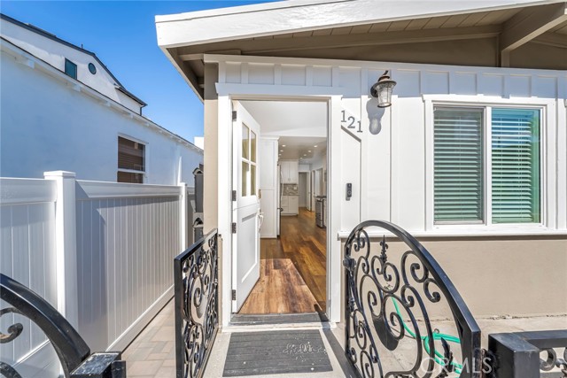 Detail Gallery Image 5 of 20 For 121 25th, Newport Beach,  CA 92663 - 3 Beds | 2 Baths