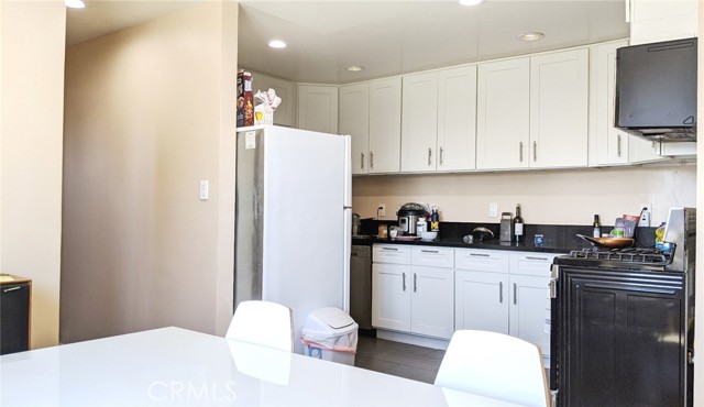 Detail Gallery Image 4 of 17 For 1299 W 37th Dr #3,  Los Angeles,  CA 90007 - 4 Beds | 2 Baths
