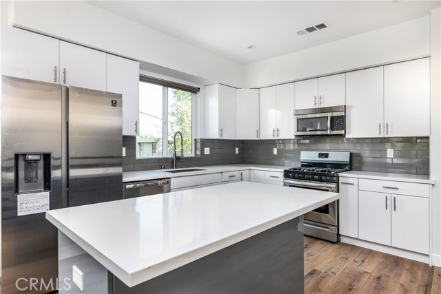 Detail Gallery Image 10 of 18 For 11308 Miranda St, North Hollywood,  CA 91601 - 4 Beds | 4 Baths