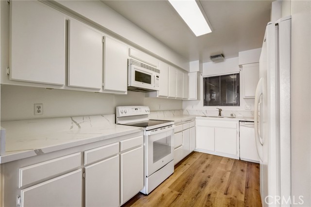 Detail Gallery Image 10 of 46 For 1900 Vine St #102,  Los Angeles,  CA 90068 - 2 Beds | 2 Baths