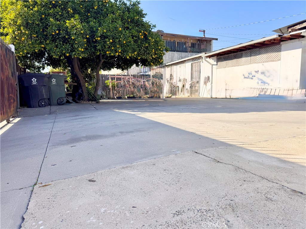 https://media.crmls.org/medias/5d3332d2-9e4c-4288-97e7-d2aa8d89de5b.jpg?preset=X-Large