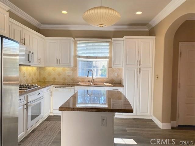 61 Meadow Valley, Irvine CA: https://media.crmls.org/medias/5d3386b1-76b0-4531-8f51-9079203a97ed.jpg