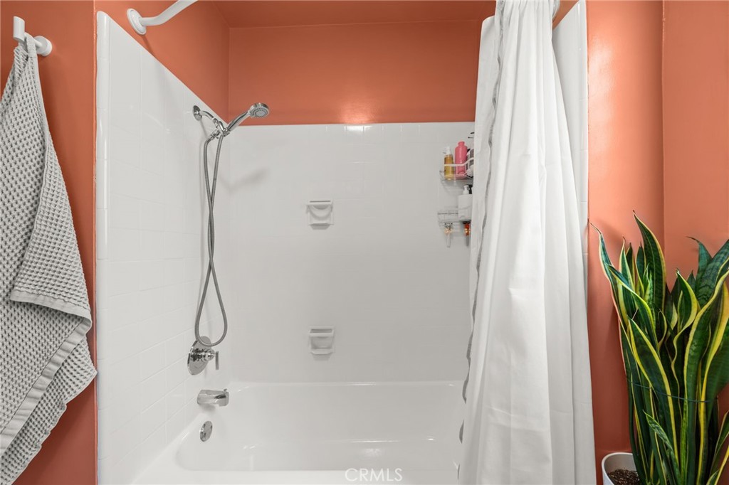 https://media.crmls.org/medias/5d34c4ce-4619-45c2-8fa2-cd7b7dc8c7c2.jpg?preset=X-Large
